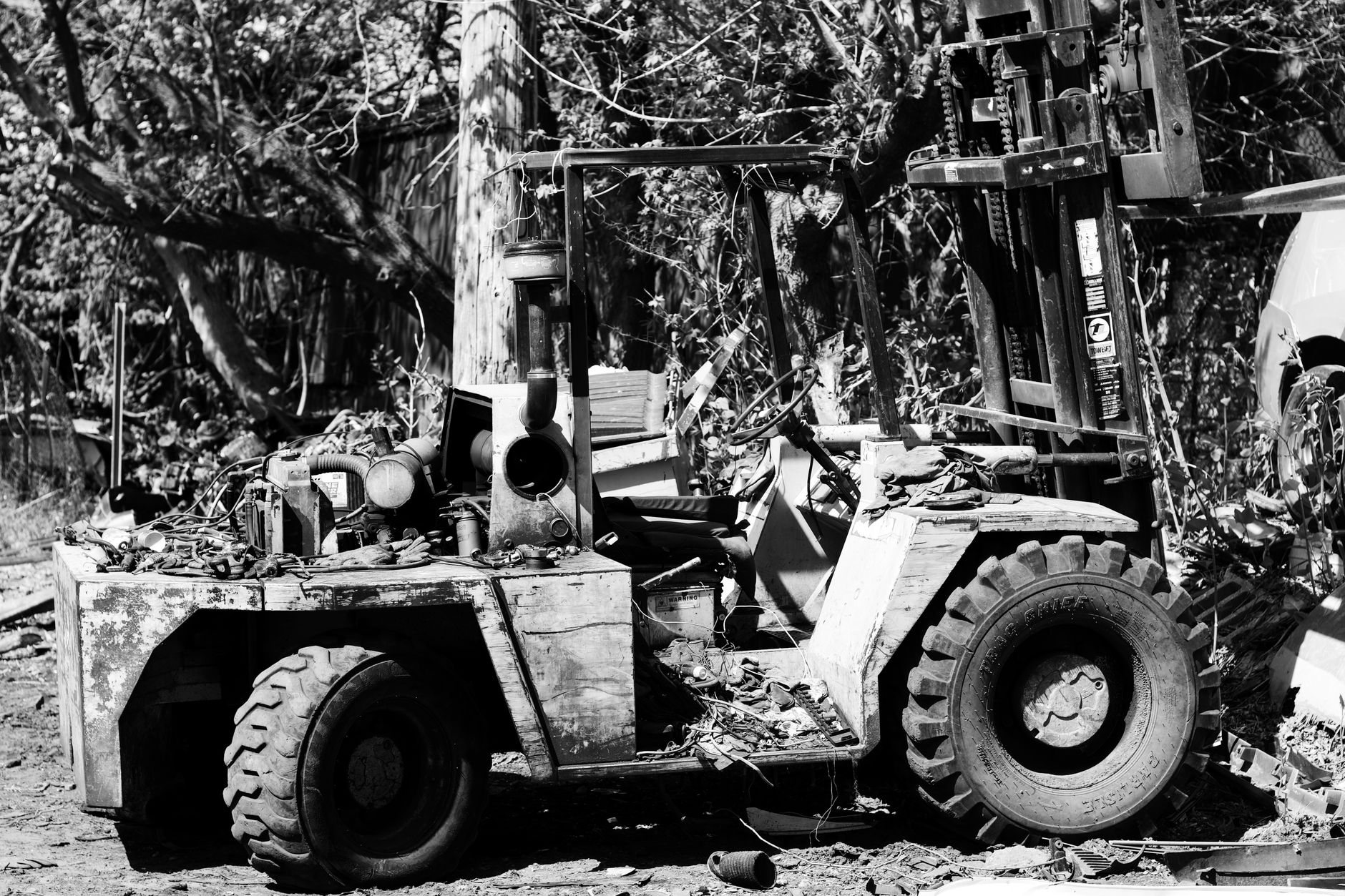 Gaffeltruck i et lager, fotograferet i sort-hvid